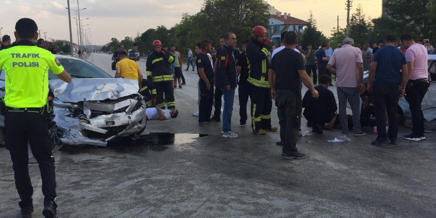 Konya-Ankara karayolunda can pazarı! Aralarında çocukların da olduğu 13 kişi yaralandı