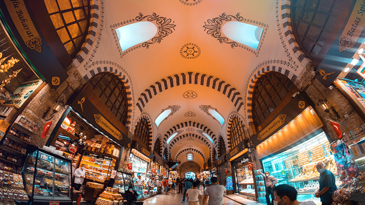 Arefe Günü'nde Kapalıçarşı'da turist yoğunluğu