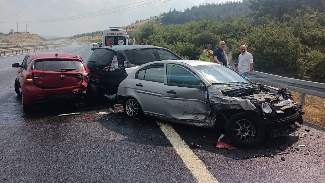 Yağmurlu hava otoyolda kazaya sebep oldu