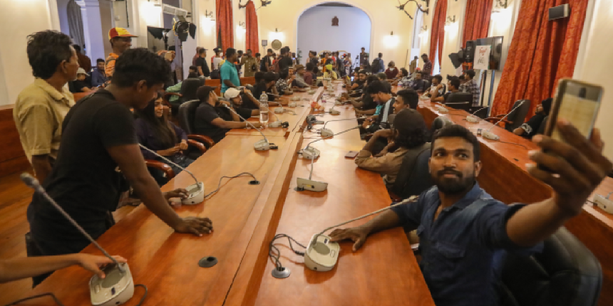 Sri Lanka’da protestocular başkanlık konutunu boşaltmıyor