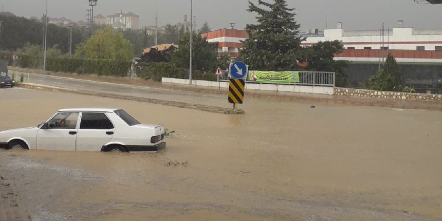 Bilecik'te sağanağa yolda yakalanan araçlar suya gömüldü