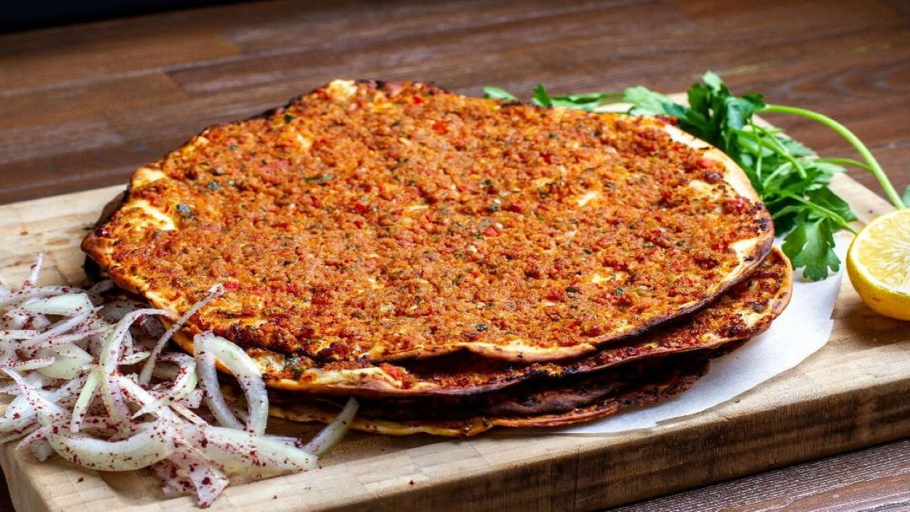 Bayram tatilinde yoğun ilgi gören Bodrum'da lahmacunun fiyatları yine arttı