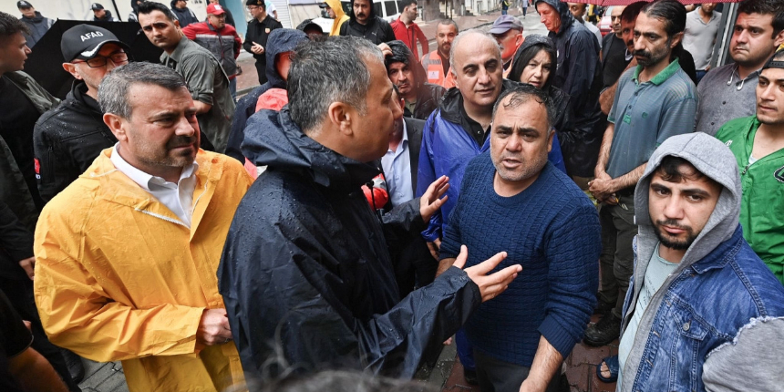 İstanbul Valisi Yerlikaya son durumu açıkladı: 128 daire ve 3 iş yeri selden etkilendi! 22:00'a kadar sürecek!