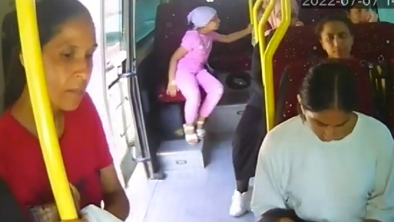 Minibüste açık bırakılan kapıdan düşen kadın yaşam savaşını kaybetti