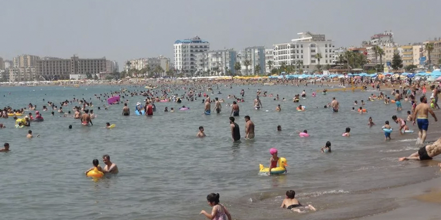 Kurban Bayramı'nda Mersin sahilleri dolup taştı: Otelde yer bulamayanlar arabada yattı