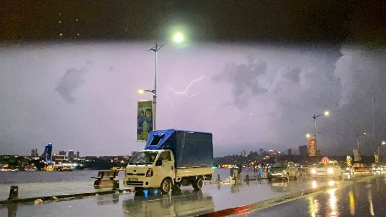 İstanbul'da korku filmi gibi gece: 7 binden fazla şimşek geceyi aydınlattı!