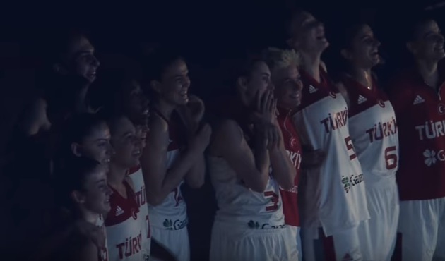 A Milli Kadın Basketbol Takımımıza babalarından büyük sürpriz! / VİDEO