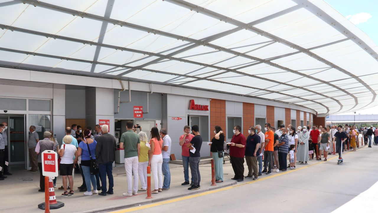 Bakan Koca'nın çağrısının ardından hatırlatma dozu kuyruğu yaşandı