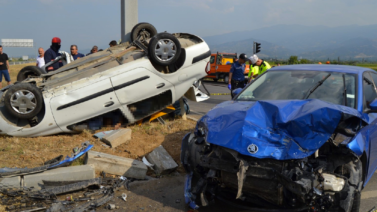 Manisa’da iki otomobil çarpıştı: 3 ölü, 2 yaralı