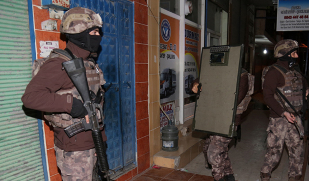 Rakka'ya savaşa gideceklerdi! Sabah operasyonu ile yakalandılar...