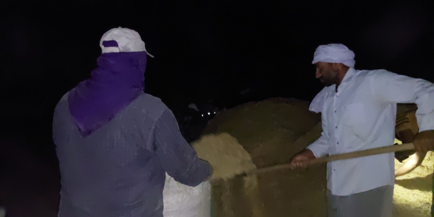 Diyarbakır’da yaz sıcağından korunmak isteyen saman işçilerinin zorlu mesaisi ay ışığında başlıyor