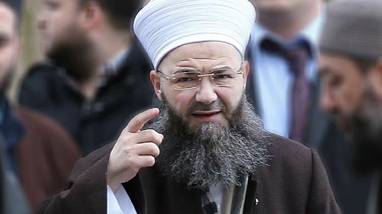 Cübbeli Ahmet Hoca "Akit'in dağıttığı kitaplar adamı şirke götürür" dedi, "yakın" çağrısı yaptı