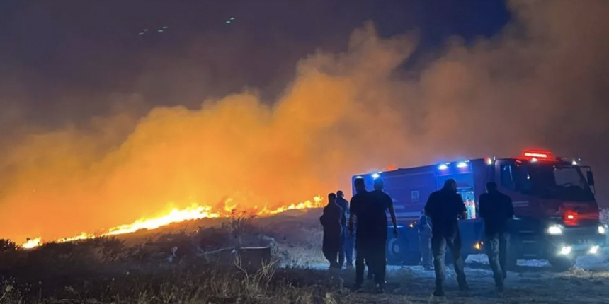 Çeşme'de orman yangınına müdahale sürüyor: İzmir yolu tedbir amaçlı kapatıldı