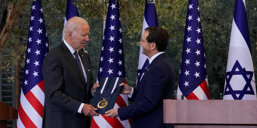 Biden, Orta Doğu ziyaretinin ilk durağı olan İsrail'de C.Başkanı Herzog ile bir araya geldi
