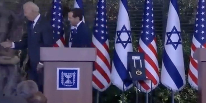 ABD Başkanı Biden'dan bir şaşırtan hareket daha: Boşlukla tokalaştı