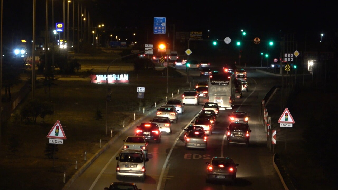 Tatilciler dönüş yolunda! 43 ilin geçiş güzergahında trafik yoğunluğu