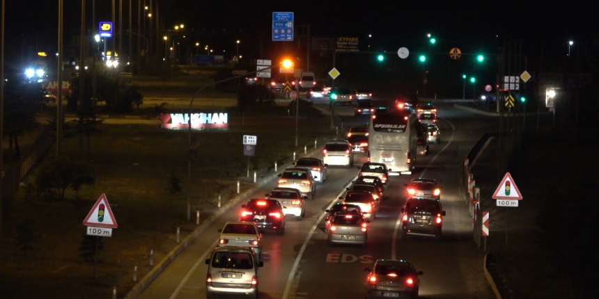 Tatilciler dönüş yolunda! 43 ilin geçiş güzergahında trafik yoğunluğu