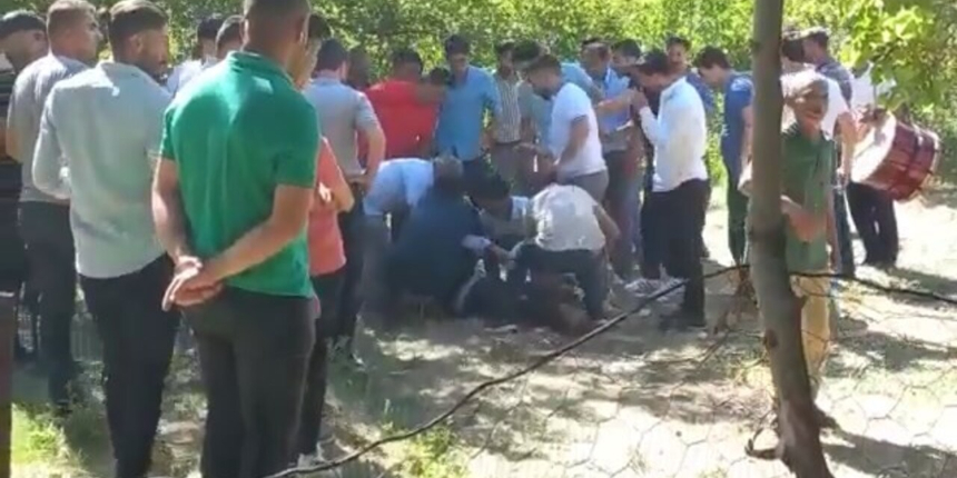 Halay çekerken kalp krizi geçiren adam hayatını kaybetti, o anlar kameraya yansıdı