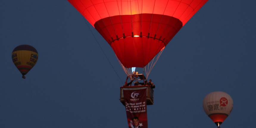 Kapadokya'da balonlar 15 Temmuz için havalandı