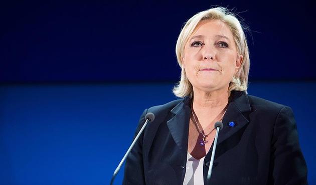 Avrupa Parlamentosu Le Pen'in dokunulmazlığını kaldırdı