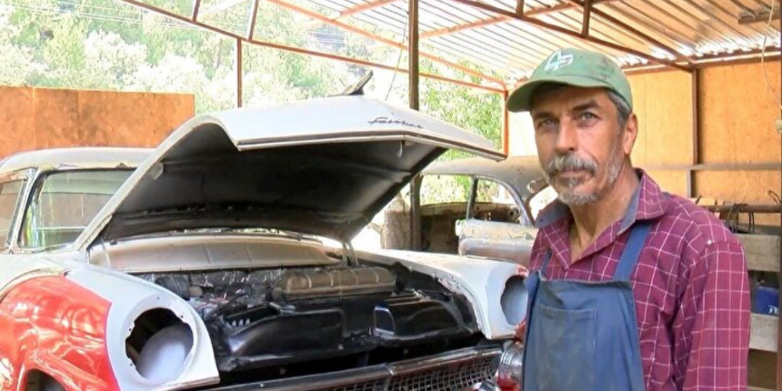 Hayvan besicisi, iskelet halindeki klasik otomobili hayvanlarına baktığı ahırda öyle bir yaptı ki görenler inanamadı