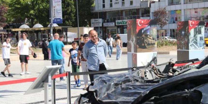 Darbe girişimi sırasında tank altında kalan otomobil Bağcılar Meydan’da sergileniyor