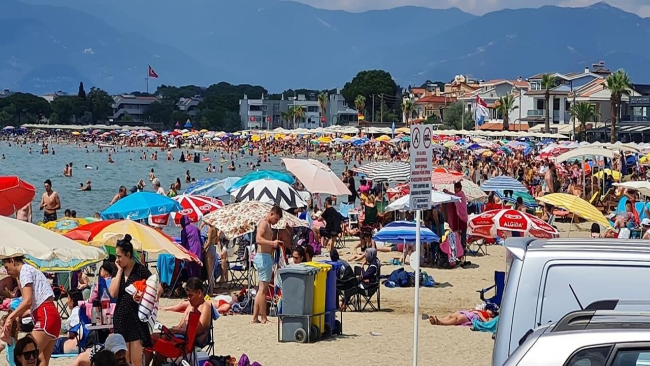 Burhaniye'ye turist akını! Nüfusu 65 bin olan ilçede nüfus 400 bini geçti