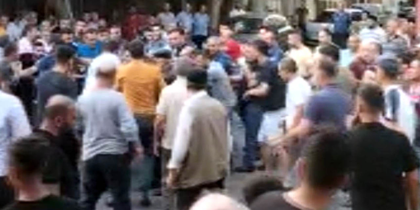 Kendilerini uyaran polise saldırdılar, linçten saldırdıkları polisler kurtardı