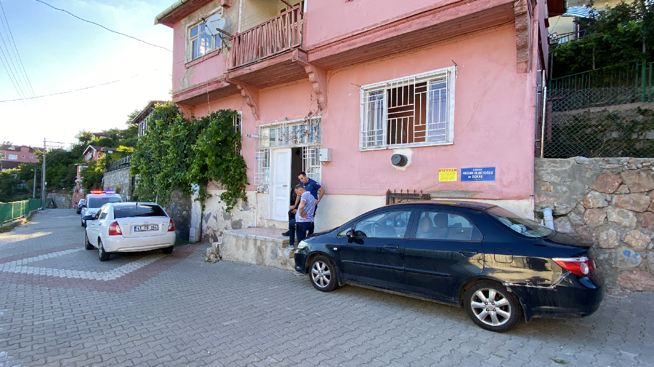 Yaşlı kadın evinin salonunda çıplak halde ölü bulundu