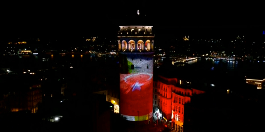 İstanbul’un simge yapılarındaki 15 Temmuz mapping gösterisi nefes kesti