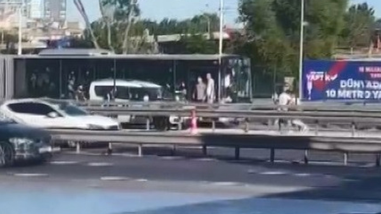Metrobüstekiler çileden çıktı! Yolcuların sıkışıklık kavgası kamerada