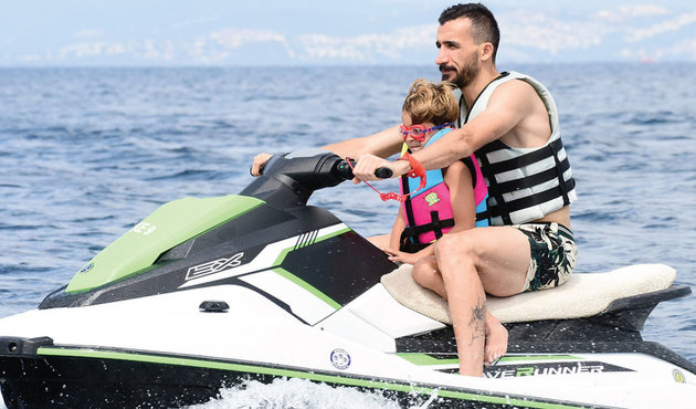 Mehmet Topal yürekleri ağza getirdi! Yasağa rağmen 7 yaşındaki oğluyla jet-ski'ye bindi