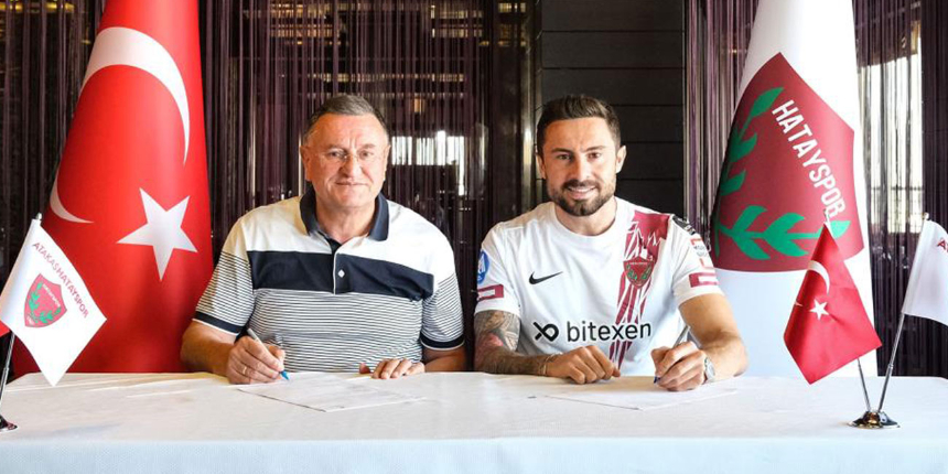 Geçen sezon Adana Demirspor'da forma giyen Kaan Kanak, Hatayspor'la 2 yıllık sözleşme imzaladı
