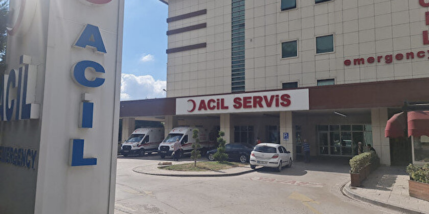 Sırada beklemek istemeyen hasta küfürler savurup sekreterin elini ısırdı