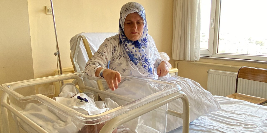 Doktorunun “kalk git” dediğini iddia eden hamile kadın, evinin banyosunda doğum yaptı!