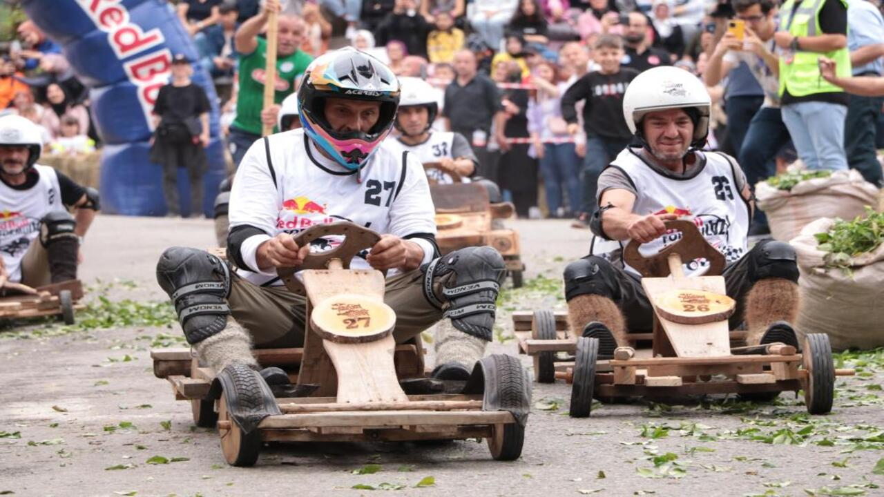 Rize'de Formulaz rüzgarı esti! Birbirinden ilginç arabalarla 70 km hızla yarıştılar