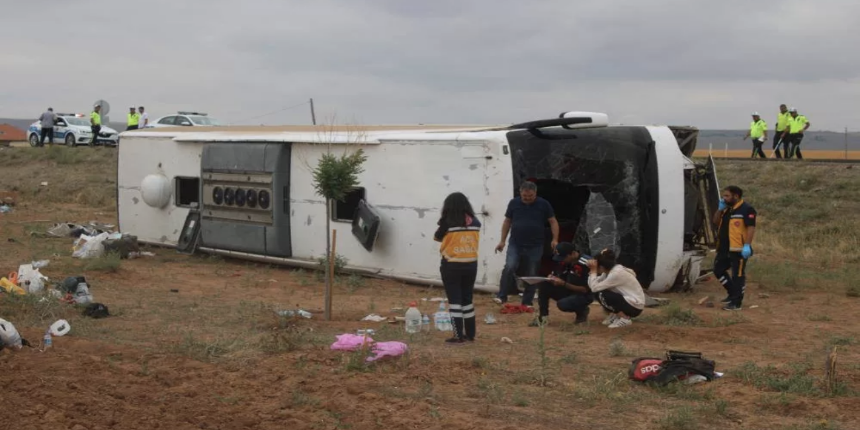 Kayseri'de feci kaza! Tur otobüsü devrildi! 30 kişi yaralandı