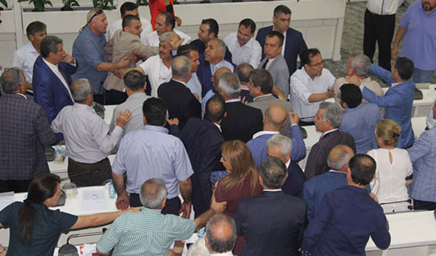 AK Partililer ile CHP'liler arasında arbede!