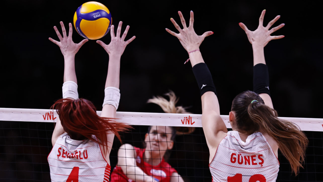 Ankara'da Sırbistan'a 3-0 mağlup olan A Milli Kadın Voleybol Takımı madalyayı kaçırdı
