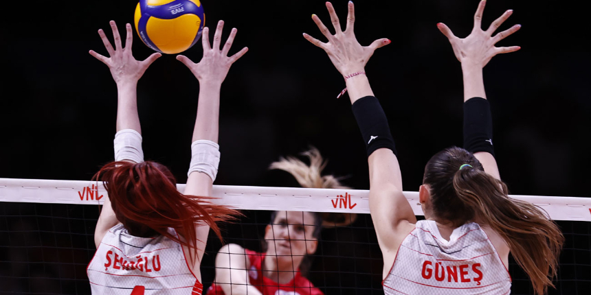 Ankara'da Sırbistan'a 3-0 mağlup olan A Milli Kadın Voleybol Takımı madalyayı kaçırdı