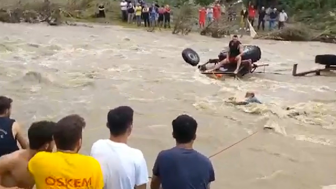 Derede traktörüyle sürüklendi, ekipler halatla kurtardı
