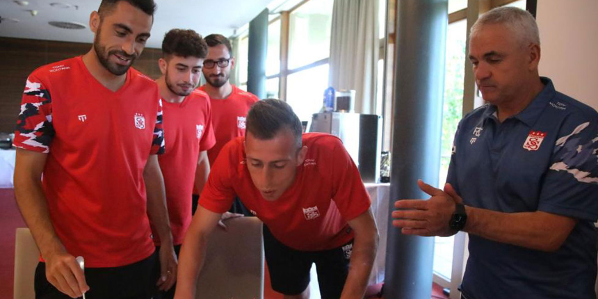 Sivasspor'da 34 yaşına giren kaptan Hakan Arslan’a sürpriz doğum günü yapıldı