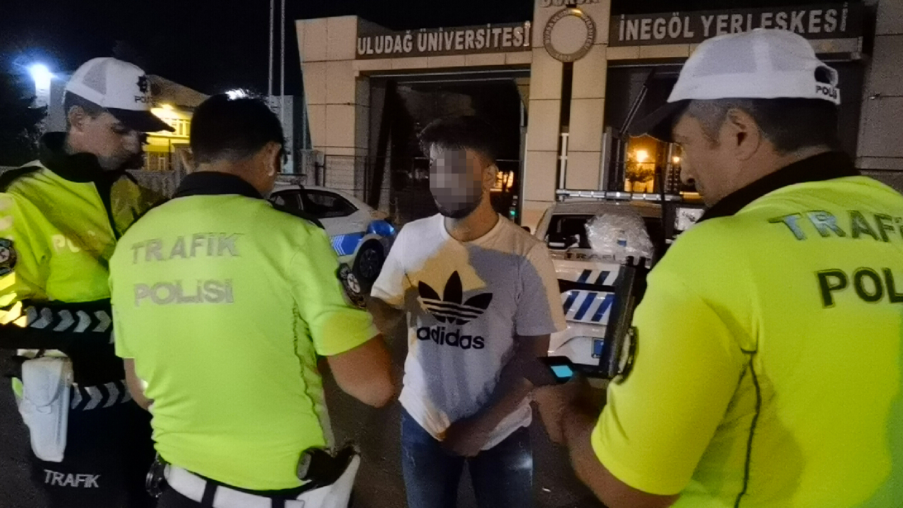 Polislerin üzerine otomobili sürdü, havaya ateş açılarak durduruldu