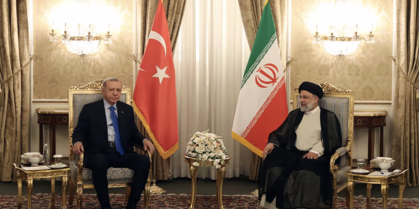 Cumhurbaşkanı Erdoğan İran'da! Reisi ve Hamaney'le görüştü