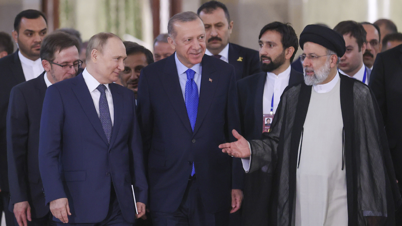 Üçlü Zirve'nin ardından Cumhurbaşkanı Erdoğan, İran'dan ayrıldı