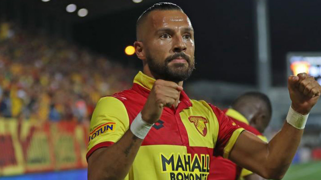 İzmir takımı Göztepe, 35 yaşındaki eski futbolcusu Yasin Öztekin'i kadrosuna kattı