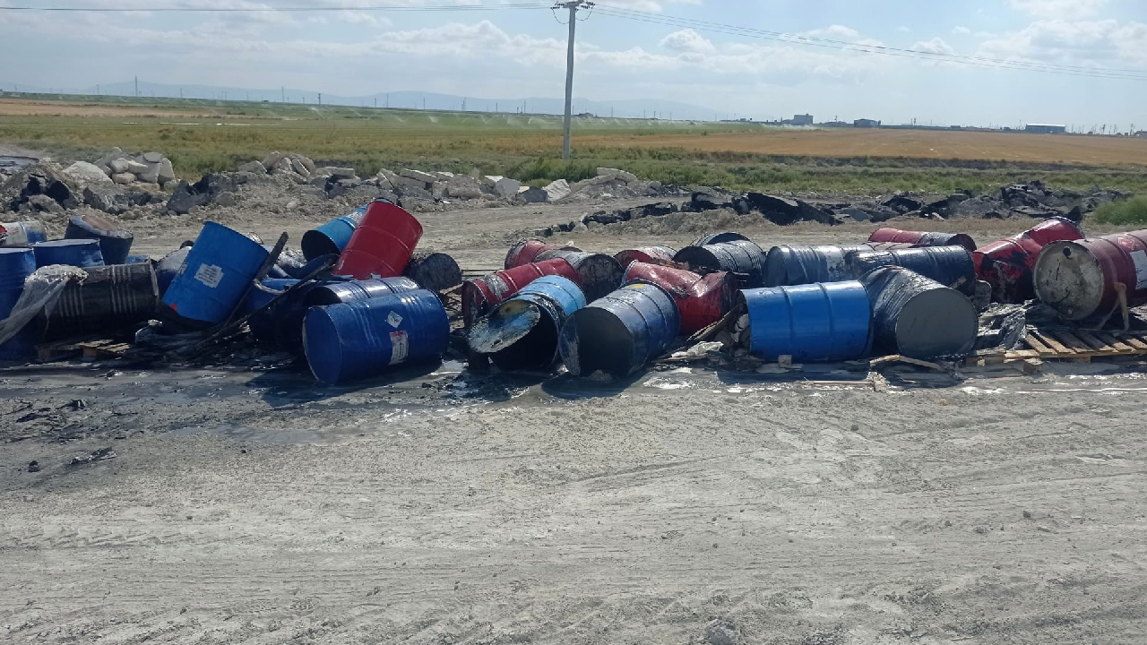 Mahallelere içerisi asit dolu variller bırakıldı: 20 küçükbaş yaralandı