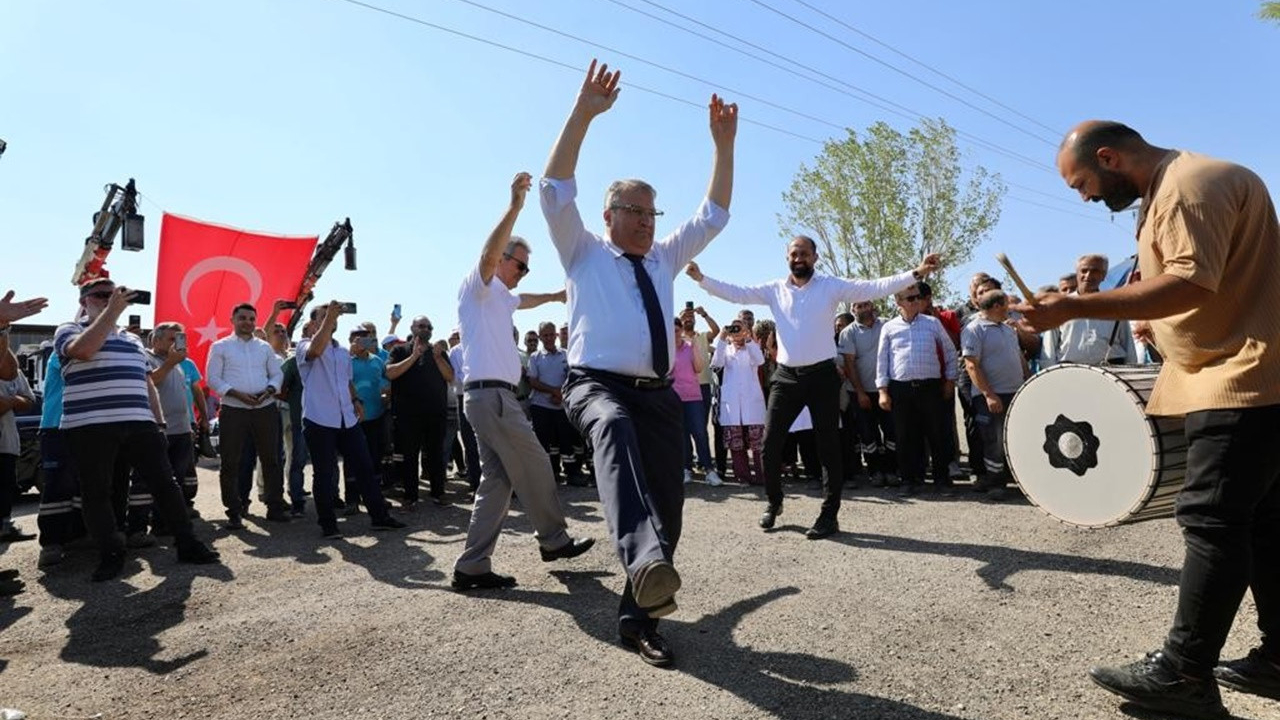 Manisa Belediye Başkanı işçilerin maaşına yüzde 78 oranında zam yapınca şantiyede büyük ilgiyle karşılandı