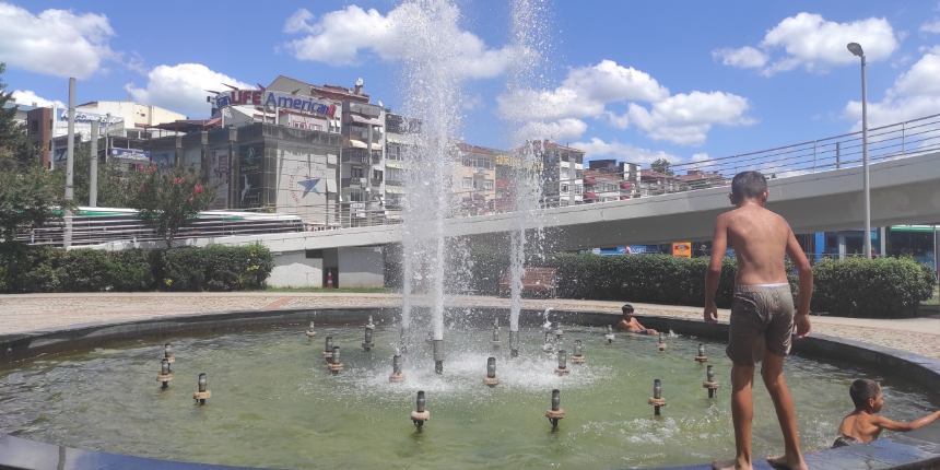 Serinlemek için süs havuzuna giren çocuklar, faciaya davetiye çıkardı.