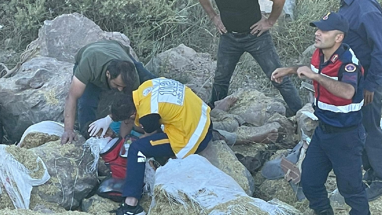 Şarampole uçan kamyon kağıt gibi ezildi: 3 ölü